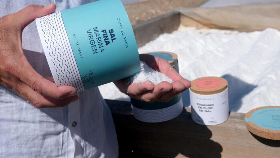 sal_marina_humeda_vertida_en_mano Sal marina húmeda